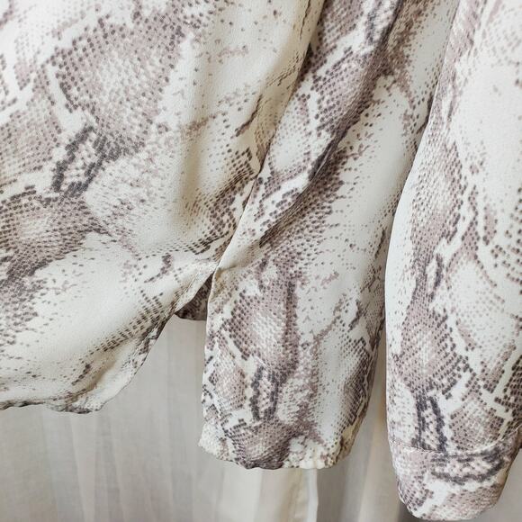 Emma & Olivia Cream/Gray Snakeprint Split Neck Top, L - Picture 4 of 7